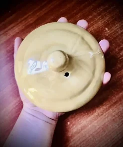 Nắp ấm của ấm sắc thuốc màu ngẫu nhiên